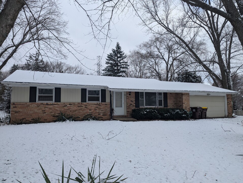 903 Woodridge Dr in Rockford, IL - Foto de edificio