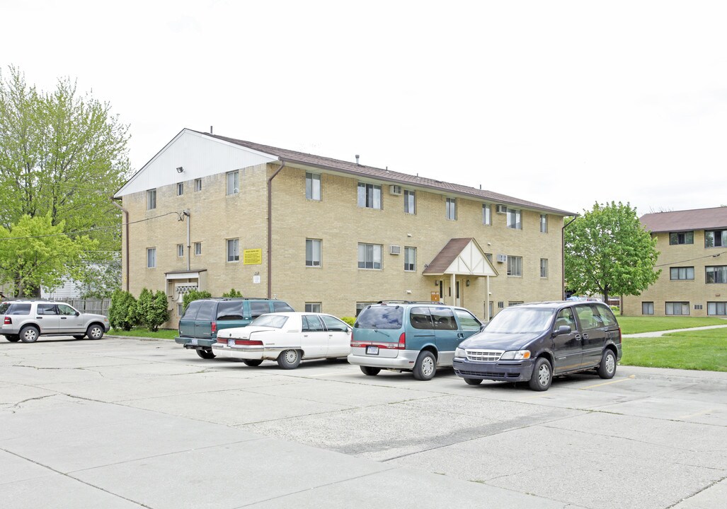 Kingston Manor Apartments in Mount Clemens, MI - Foto de edificio