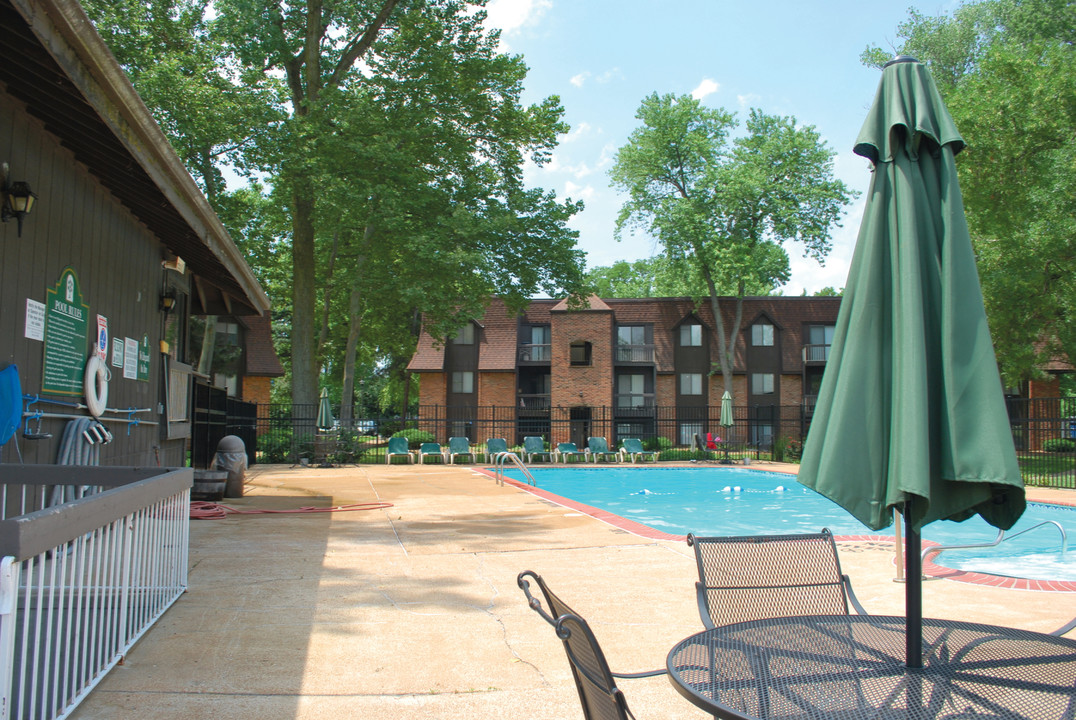 Hazelwood Forest Apartments in Hazelwood, MO - Building Photo