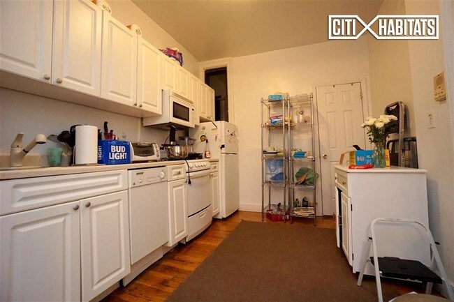 350 E 89th St-Unit -2B in New York, NY - Building Photo - Building Photo