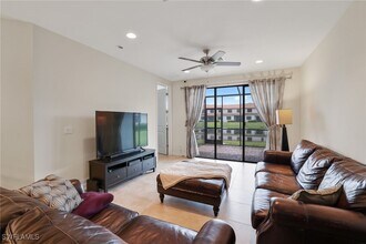 7903 Bristol Cir in Naples, FL - Foto de edificio - Building Photo