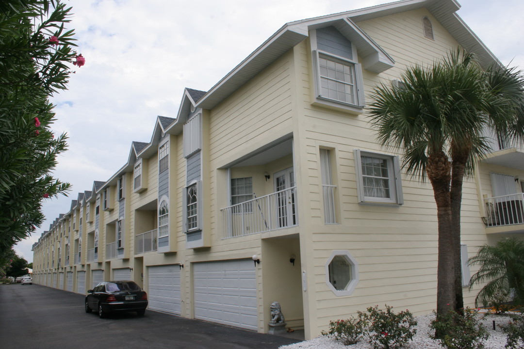 Quiet Cove at Sunset Harbour in Tierra Verde, FL - Foto de edificio