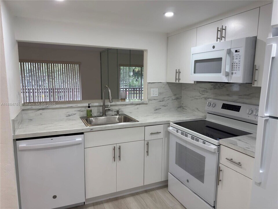 11291 SW 88th St in Miami, FL - Building Photo