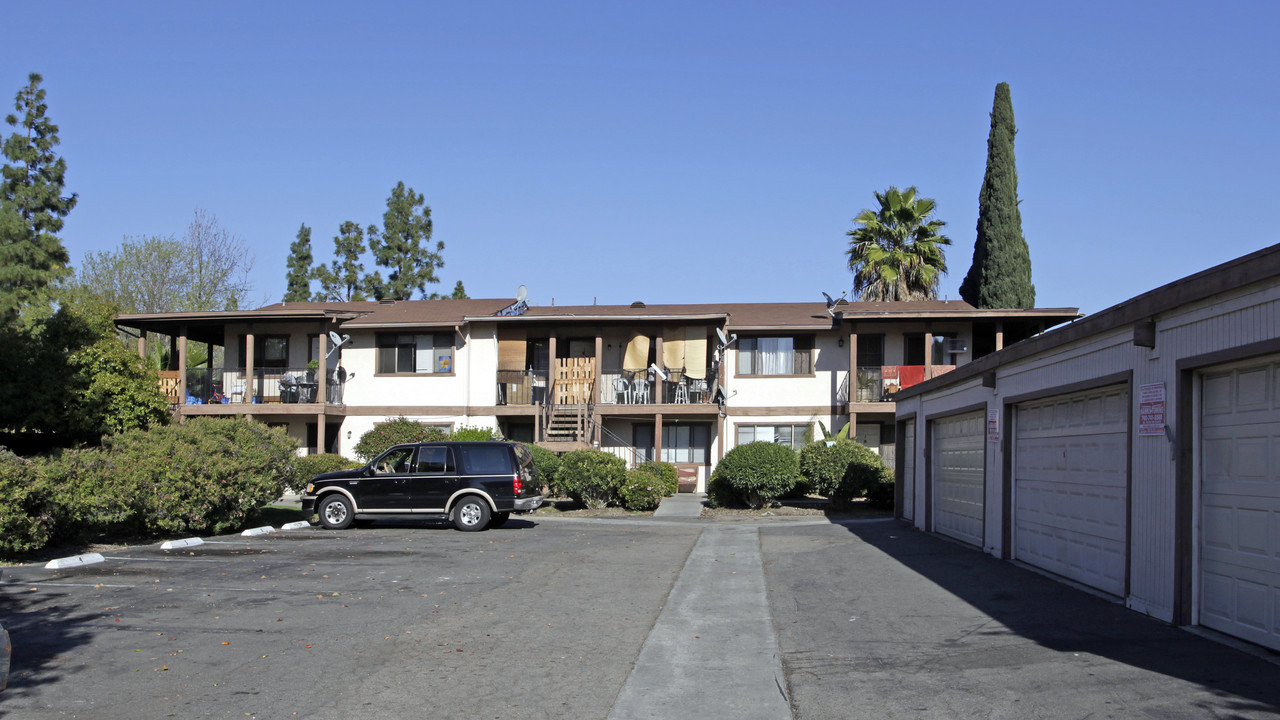 1076 N Escondido Blvd in Escondido, CA - Building Photo