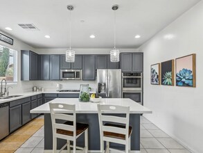 160 Lilt Ave in Henderson, NV - Building Photo - Building Photo
