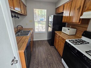 12005 Arrowwood Dr in Austin, TX - Foto de edificio - Building Photo
