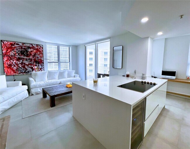 701 Brickell Key Dr in Miami, FL - Building Photo - Building Photo
