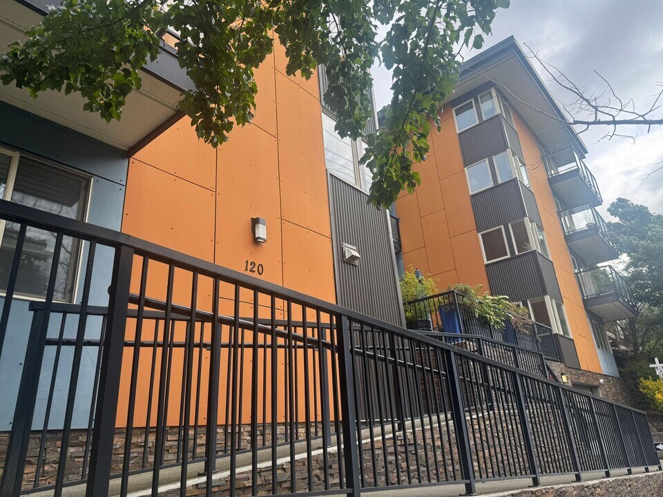 120 NW 39th St in Seattle, WA - Building Photo