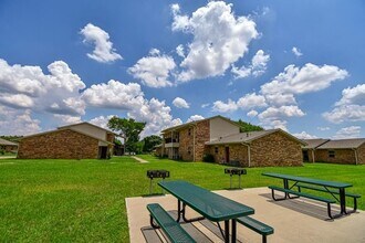 1301 W College St in Canton, TX - Building Photo - Building Photo