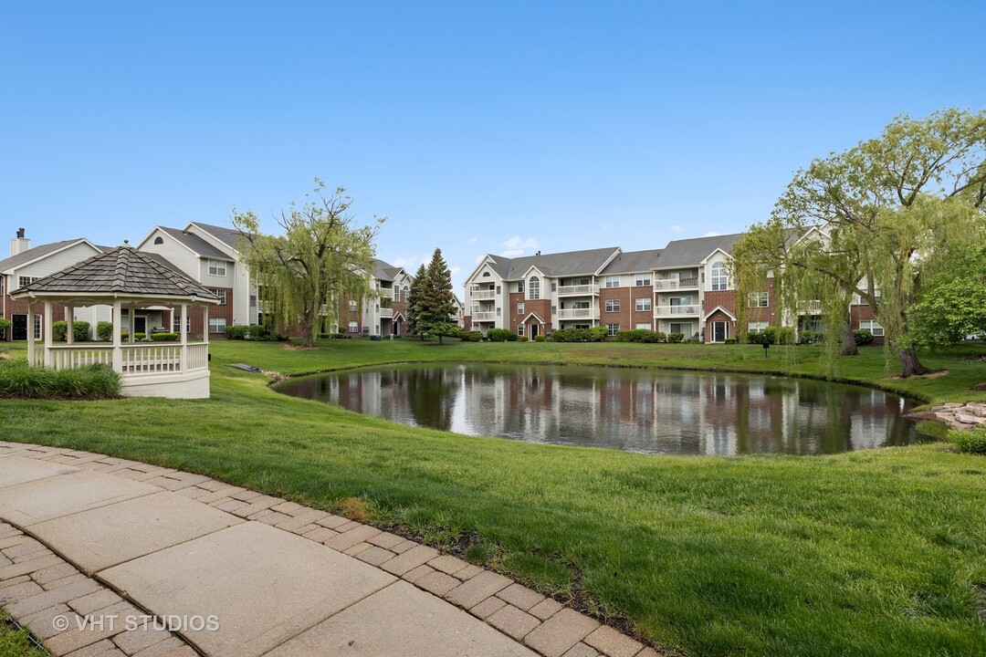 25 Kensington Cir-Unit -111 in Wheaton, IL - Foto de edificio