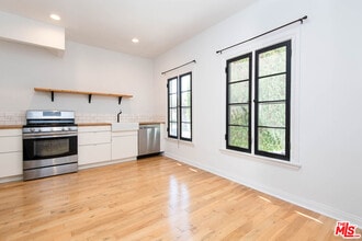1085 Cloverdale Ave in Los Angeles, CA - Building Photo - Building Photo