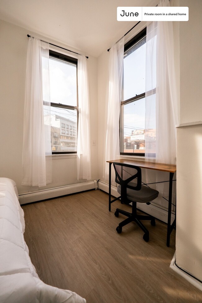 Private bedroom in 2 bed/1 bath Home in New York, NY - Building Photo - Building Photo
