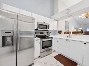 8175 Celeste Dr in Naples, FL - Foto de edificio - Building Photo