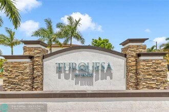 18401 NW 89th Ct in Hialeah Gardens, FL - Building Photo - Building Photo