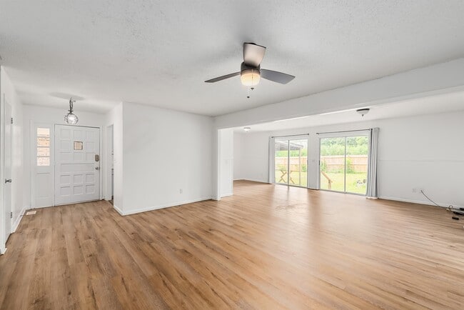 302 Antler Dr in Enterprise, AL - Foto de edificio - Building Photo