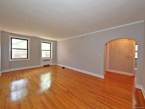 212 Larchmont Acres-Unit -2D in Larchmont, NY - Building Photo - Building Photo
