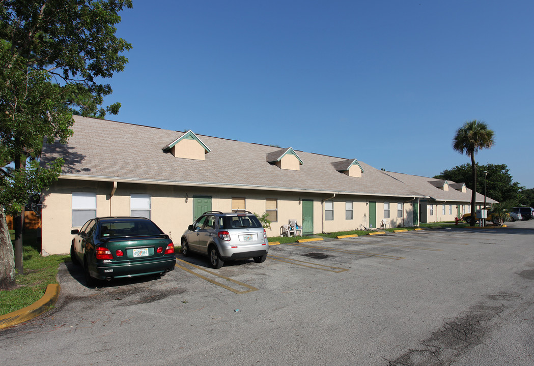 Park On Wallis Apartment Homes in West Palm Beach, FL - Foto de edificio