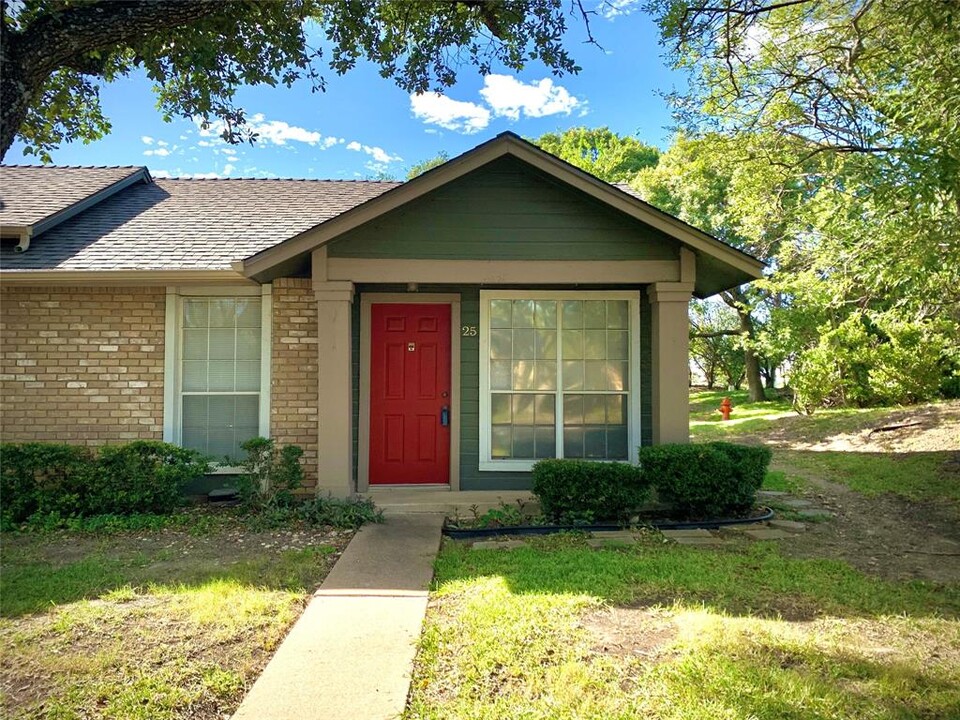 1015 E Yager Ln in Austin, TX - Building Photo