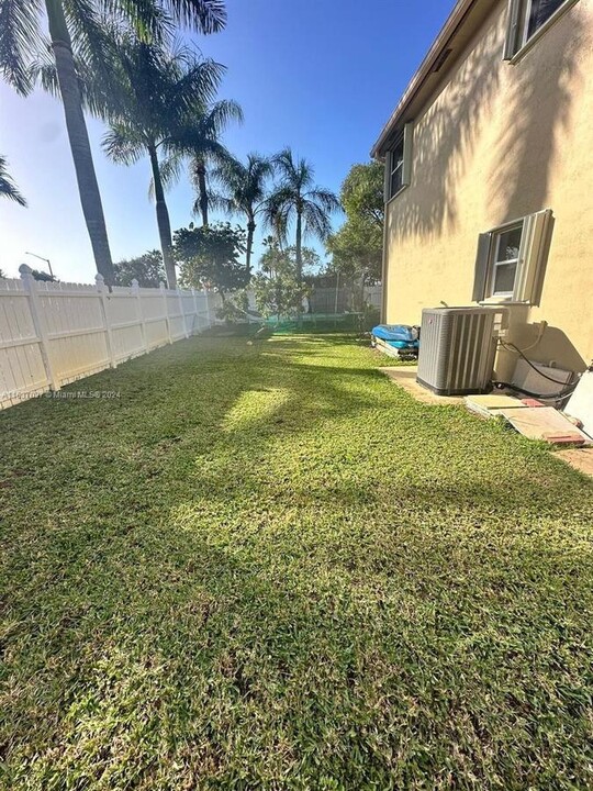 18310 NW 10th St in Pembroke Pines, FL - Building Photo