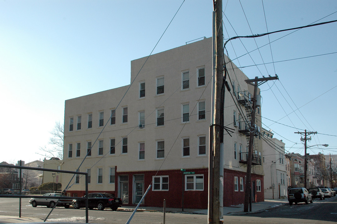 375 Mountain Rd in Union City, NJ - Building Photo