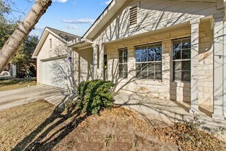 9401 Pioneer Forest Dr in Austin, TX - Building Photo - Building Photo