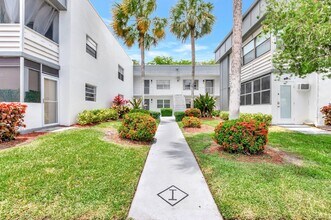 422 Normandy Ln in Delray Beach, FL - Building Photo - Building Photo