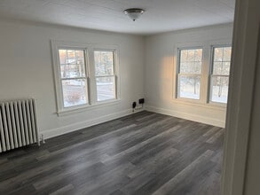 236 Glenmont Rd in Glenmont, NY - Foto de edificio - Building Photo