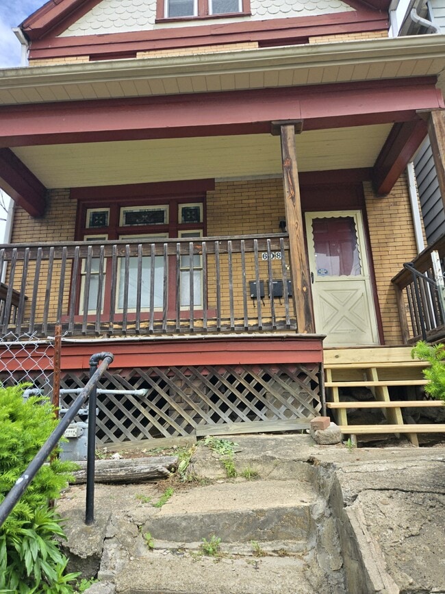 608 2nd St in Pitcairn, PA - Foto de edificio - Building Photo