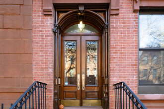 102 Saint Marks Pl in Brooklyn, NY - Foto de edificio - Building Photo