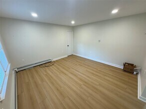 98 E Market St in Hyde Park, NY - Building Photo - Building Photo
