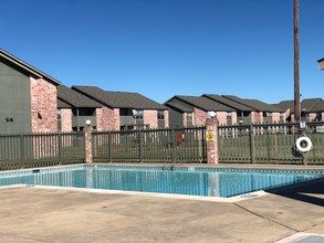 Cottonwood Apartments in Edna, TX - Building Photo - Building Photo