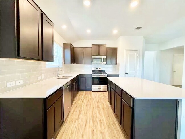 217 Coventry Dr in Hutto, TX - Building Photo - Building Photo