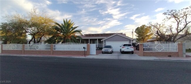 3475 E Tompkins Ave in Las Vegas, NV - Building Photo - Building Photo