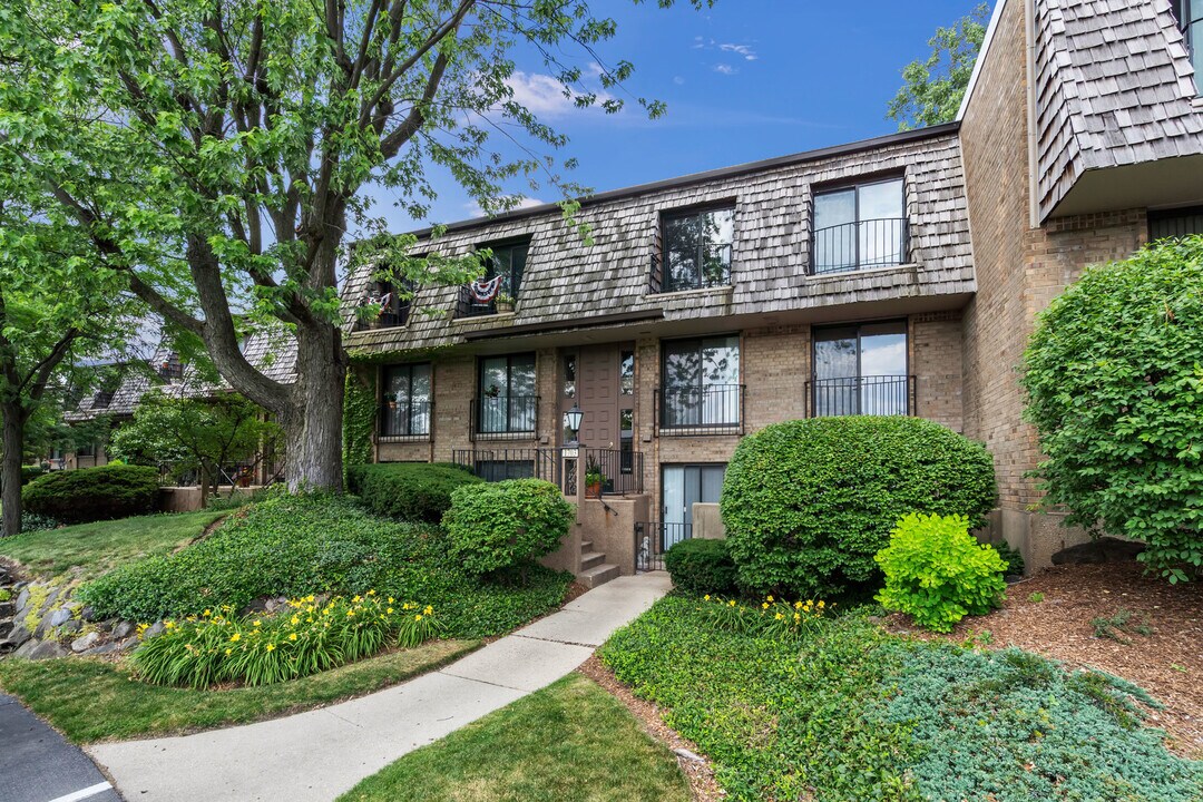 1703 Northfield Square in Northfield, IL - Building Photo