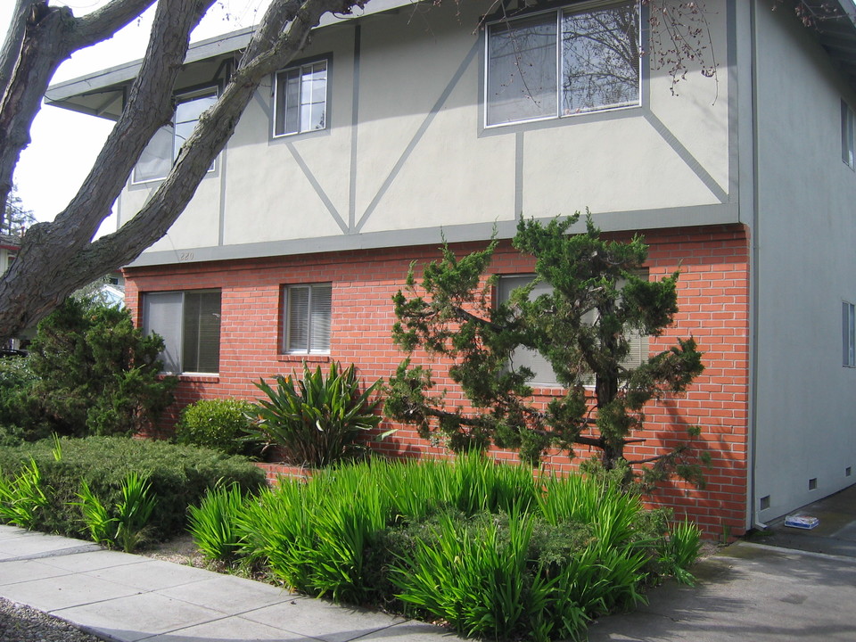 220 College Ave in Palo Alto, CA - Foto de edificio