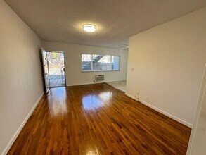 11330 Ohio Ave in Los Angeles, CA - Building Photo - Interior Photo