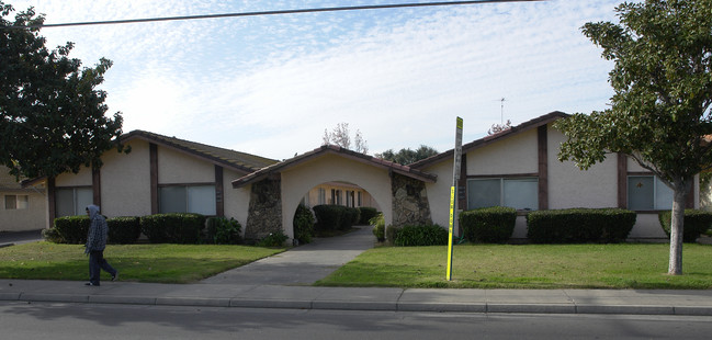 2401 N Winton Way in Atwater, CA - Foto de edificio - Building Photo