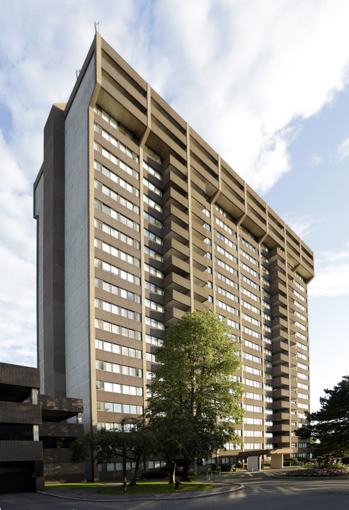 Strathmore Towers South in Ottawa, ON - Building Photo