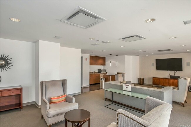 40-28 College Point Blvd in Queens, NY - Building Photo - Building Photo
