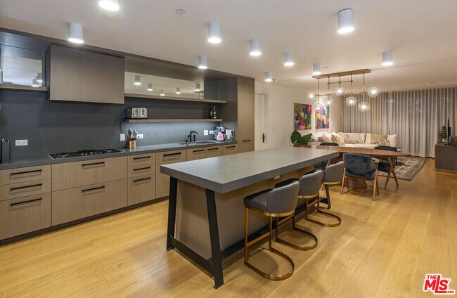 10777 Wilshire Blvd in Los Angeles, CA - Building Photo - Building Photo