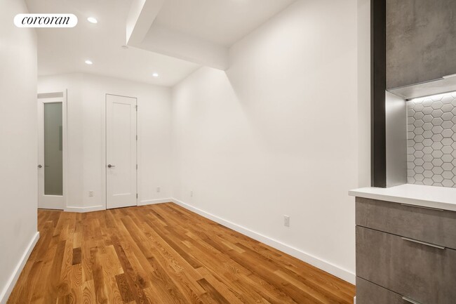 16-61 Woodbine St in Queens, NY - Building Photo - Building Photo