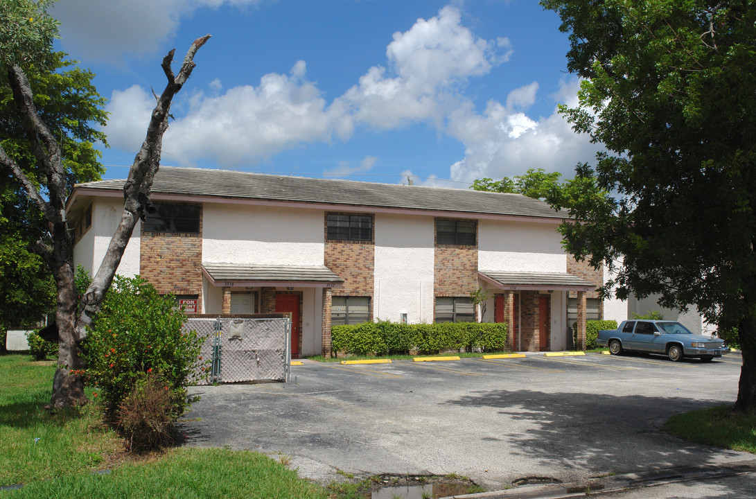 3530-3544 NW 116th Ter in Coral Springs, FL - Foto de edificio