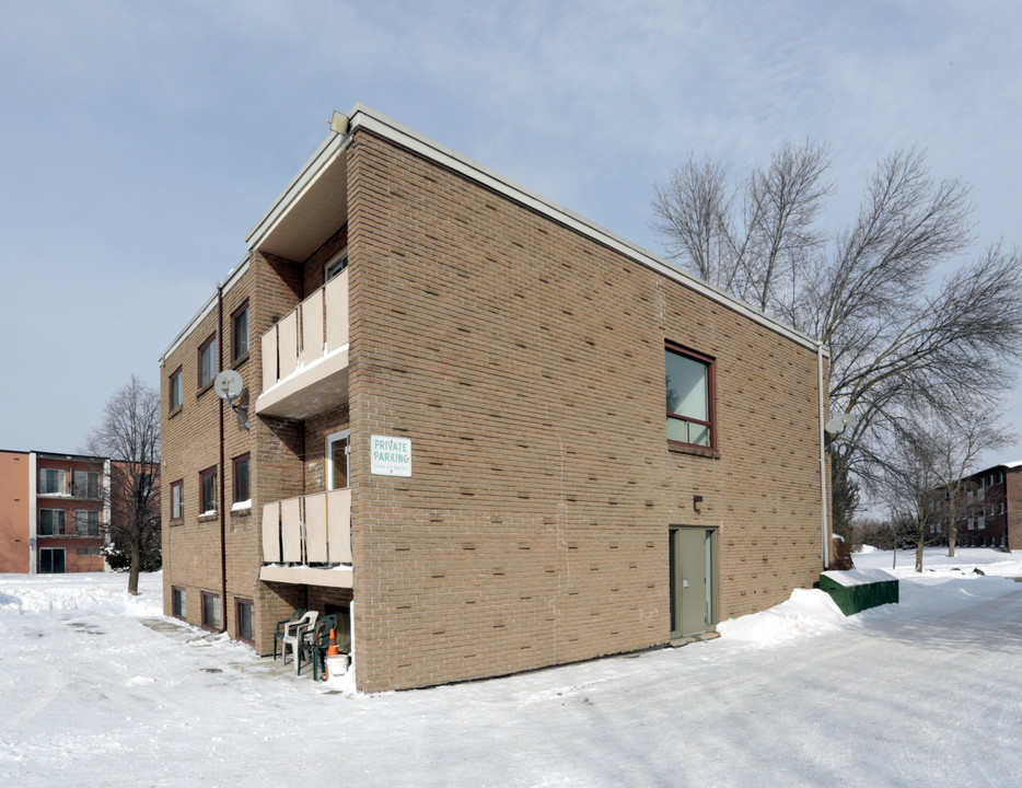 25 Brybeck Cres in Kitchener, ON - Building Photo