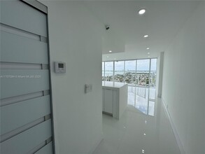7601 E Treasure Dr in North Bay Village, FL - Building Photo - Building Photo