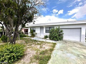 2117 Mitchell Ct in Ft. Myers, FL - Building Photo