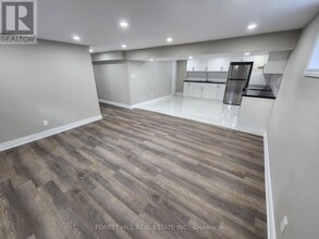 2577 Whaley Dr in Mississauga, ON - Building Photo - Building Photo