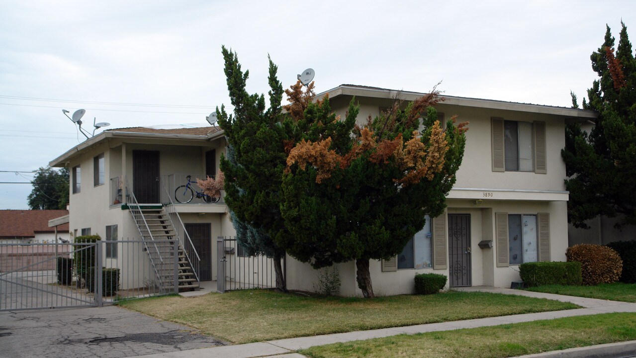 3890 Lugo Ave in San Bernardino, CA - Foto de edificio