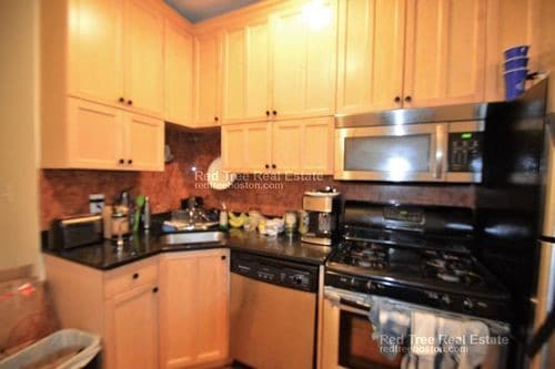 71 Thatcher St in Brookline, MA - Building Photo - Building Photo