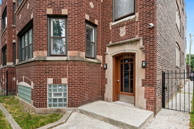 7822 S Colfax Ave in Chicago, IL - Building Photo - Building Photo