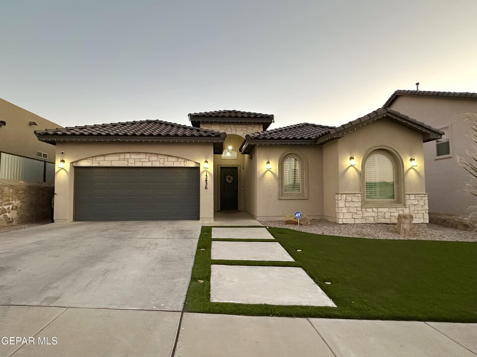 13436 Emerald Ranch Ln in Horizon City, TX - Foto de edificio